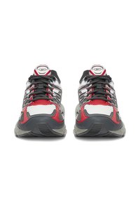 Rote und weiße Sportschuhe mit strukturiertem Mesh-Obermaterial, schwarzen Schnürsenkeln und grauen Akzenten. Mit gepolstertem Zungenbereich und gepolsterter Sohle.