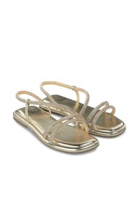 Sandali metallici dorati con sottili cinturini incrociati. Punta quadrata e suola piatta. Decorati con dettagli lucidi lungo i cinturini.