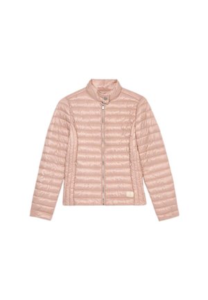 Jasnoróżowa kurtka puchowa z wysokim kołnierzem, pełnym zamkiem błyskawicznym i pikowaną teksturą z poziomymi przeszyciami. Zawiera małą naszywkę z logo.