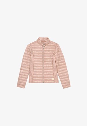 Jasnoróżowa kurtka puchowa z wysokim kołnierzem, pełnym zamkiem błyskawicznym i pikowaną teksturą z poziomymi przeszyciami. Zawiera małą naszywkę z logo.