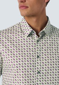 Korte mouwen shirt met een geometrisch patroon van paarse, groene en witte vierkanten, gemaakt van lichte stof, met een standaard kraag en knoopsluiting.