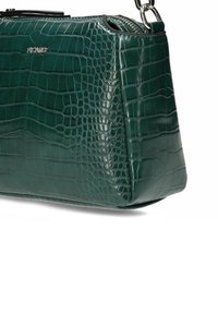 Bolso de mano de cuero verde con textura de cocodrilo, cremallera plateada y logotipo metálico "PICARD" en el lado frontal.