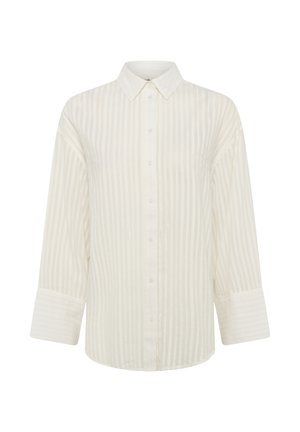 Chemise blanche à manches longues avec des rayures verticales discrètes et un col pointu, présentée sur un fond uni.