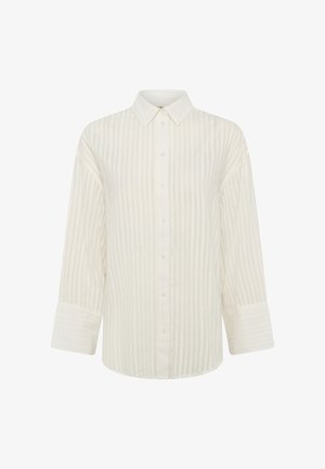 Bílé košile s dlouhým rukávem, zapínací na knoflíky, s jemnými vertikálními pruhy a špičatým límcem, vystavené na jednobarevném pozadí.