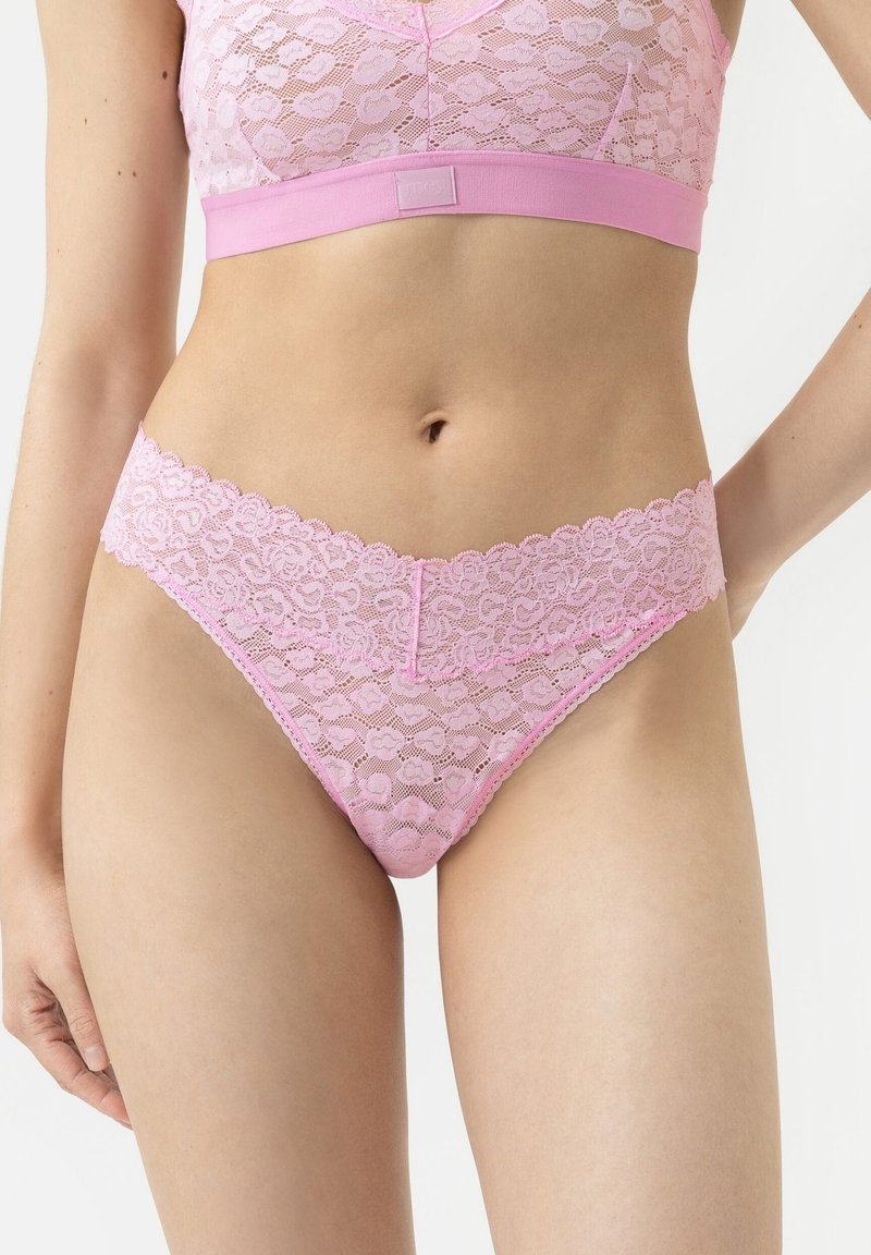 Roze kantenen string met een golvende elastische tailleband, versierd met bloemmotieven en een low-rise snit. Lichtgewicht en semi-doorzichtig materiaal.