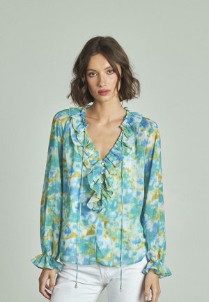 Blusa leggera blu e verde con motivo tie-dye, scollatura arricciata, bottoni e maniche a campana. Tessuto liscio con una leggera lucentezza.