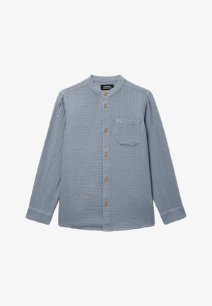 Chemise à manches longues bleu clair texturée avec boutons en bois, col mandarin et poche poitrine, étalée à plat sur un fond blanc.