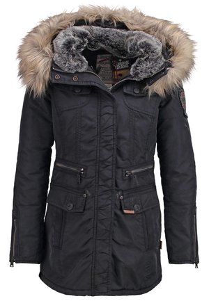 Černý zimní kabát s kapucí vyloženou kožešinou, zipem a kapsami na knoflíky, předním zipem a manžetami na knoflíky, navržený pro chladné počasí.
