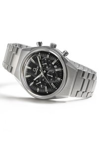 Reloj cronógrafo de acero inoxidable con esfera negra, agujas plateadas, tres subesferas y una pulsera de metal cepillado con detalles pulidos.