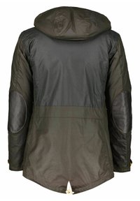 Donkergroene jas met een capuchon, voorzien van zwarte leren elleboogpatches, een trekkoord onderaan en een gladde textuur.