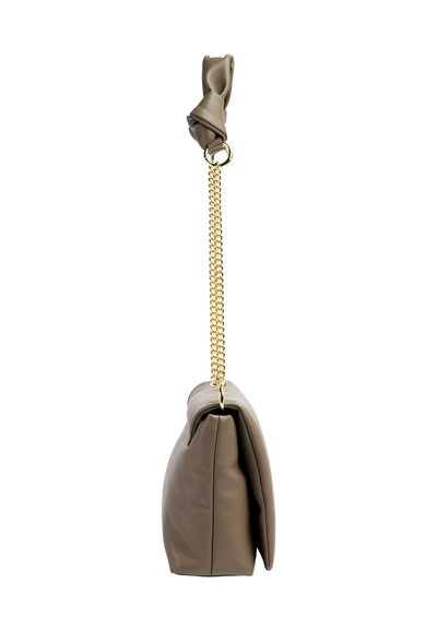 Borsa in finta pelle marrone con manico annodato, tracolla in catena dorata e forma morbida e strutturata che presenta un design plissettato.