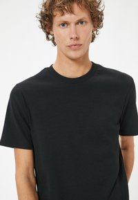 Koton SLIM FIT  - T-shirts basic - black