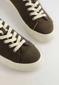 Next REGULAR FIT - LONGLINE SMART CASUAL - Baskets basses - chocolate brown