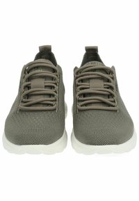 Scarpe sportive grigie con tomaia in rete testurizzata, punta rotonda e lacci piatti, caratterizzate da una suola in gomma bianca e un design minimalista.