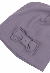Lila stickad mössa med en texturerad yta, med en framträdande rosett detaj på sidan. Mjuk, elastisk material utformat för komfort.