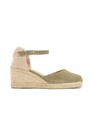 Espadrilla con zeppa in tela beige con punta chiusa, suola in juta intrecciata, contrafforte del tallone intrecciato e cinturino alla caviglia regolabile con fibbia metallica.