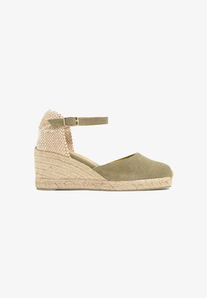 Espadrilla con zeppa in tela beige con punta chiusa, suola in juta intrecciata, contrafforte del tallone intrecciato e cinturino alla caviglia regolabile con fibbia metallica.