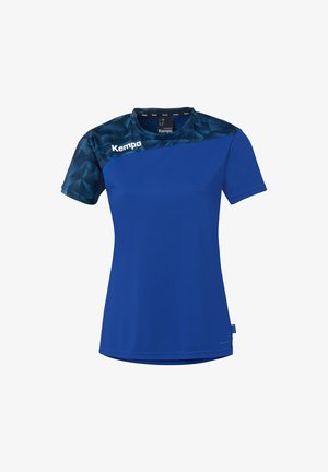 Blå sports-T-shirt til kvinder med korte ærmer, mørkeblå geometrisk mønster på øverste del af brystet og skulderen, samt hvidt "Kempa"-logo på højre bryst.