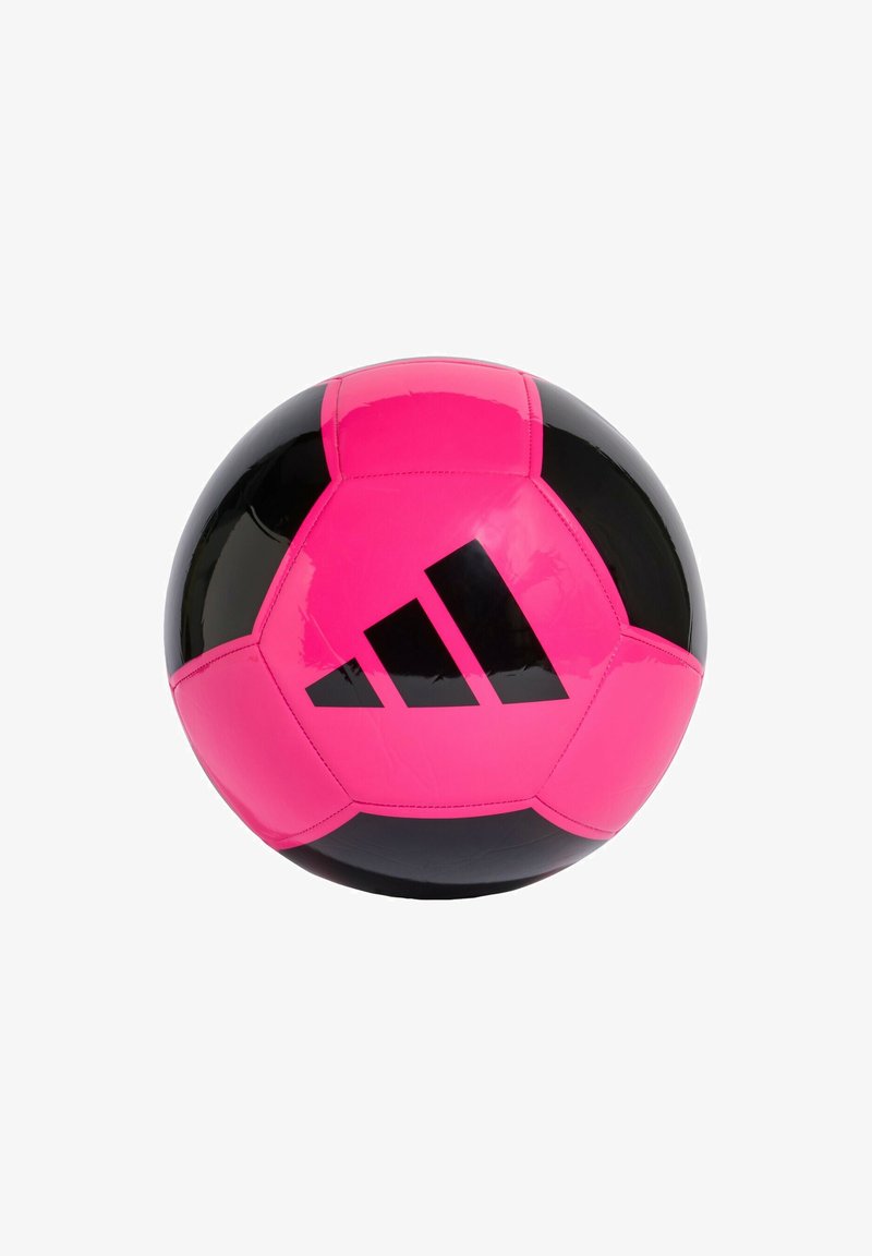 Ballon de football Adidas rose brillant et noir avec trois bandes noires diagonales sur un fond blanc uni.