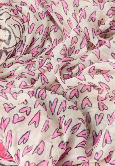 Ελαφρώς μπεζ ύφασμα με ρυτιδωτή υφή, καλυμμένο με διασκορπισμένες ροζ καρδιές περιγράμματος μαύρου χρώματος.