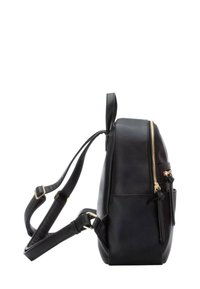 Zaino in pelle nera con una forma strutturata, zip in tonalità oro, spallacci regolabili e una tasca frontale con zip. Dettagli della superficie testurizzata.
