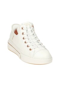 Weißer Sneaker mit einem Obermaterial aus glattem Leder, runder Zehenpartie und gepolsterter Sohle. Ausgestattet mit roségoldenen Ösen und flachen grauen Schnürsenkeln. Minimalistisches Design.