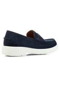 Marineblå semsket loafer med hvit gummisåle, slip-on design, dekorativ søm og rund tå. Har en glatt tekstur og klassisk form.