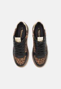 Sneaker con stampa leopardata, in tessuto nero e dettagli dorati. Presentano lacci spessi neri e una suola in gomma texturizzata. Misura 37.