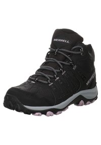 Czarne buty trekkingowe z teksturowaną cholewką z wstawkami z siateczki, szarymi sznurówkami, amortyzowaną podeszwą oraz różowymi detalami na podeszwie zewnętrznej.