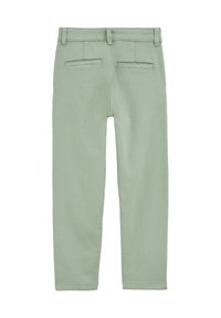 Zelene hlače iz bombažne mešanice s slim fit krojem, dvema zadnjima žepoma in gladko teksturo. Imajo šivano pasnico in rob.