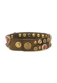 Bracciale in pelle marrone con borchiette oro e argento, accenti di gemme rosse e trasparenti, e decorazioni a forma di fiore. Presenta una chiusura a bottone.