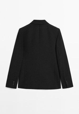 Zwart op maat gemaakte blazer met lange mouwen, notch kraag en knoopdetails op de manchetten, van achteraf getoond op een witte achtergrond.