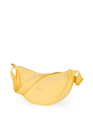 Bolso cruzado sintético amarillo con un diseño curvado, correa ajustable y cierre con cremallera. Presenta el logo de la marca en la parte frontal.