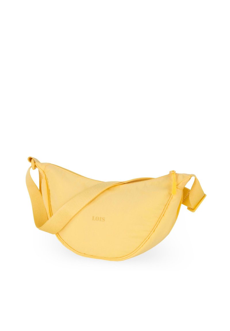 Bolso cruzado sintético amarillo con un diseño curvado, correa ajustable y cierre con cremallera. Presenta el logo de la marca en la parte frontal.