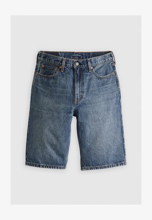 Μπλε τζιν σορτς σε μεσαία απόχρωση, με ίσια γραμμή, πέντε τσέπες και πορτοκαλί ραφές. Το ύφασμα έχει μια ελαφρώς ξεθωριασμένη υφή.