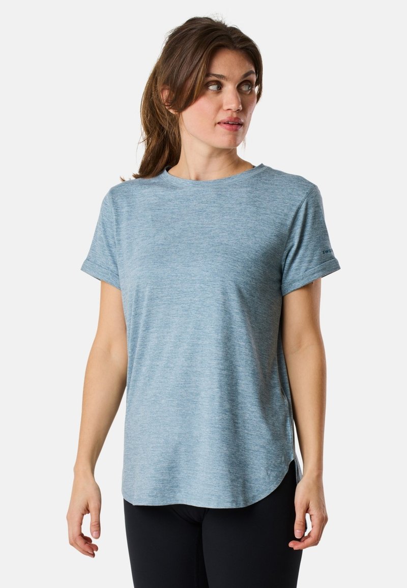 Lichtblauw T-shirt met korte mouwen, gemaakt van zachte, textuurstof. Beschikt over een ronde halslijn en een afgeronde zoom met een lichte verlenging aan de achterkant.