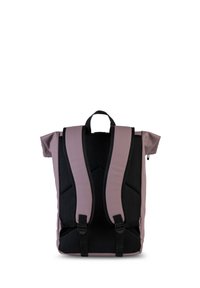 Mochila de roll-top en negro y mauve. Hecha de material durable con correas ajustables, respaldo de malla para ventilación y herrajes de hebilla.