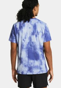 Under Armour LAUF LASER WASH - T-shirt con stampa - celeste starligh
