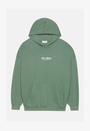 Zelená bavlnená mikina s kangaroo vreckom vpredu, kapucňou so sťahovacou šnúrkou a bielym nápisom "OFF LIMITS" na hrudi. Mäkkučká textúra, voľný strih.
