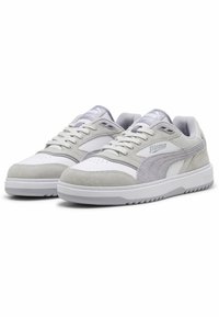 Zapatillas grises y blancas con material de cuero y ante, diseño con cordones, lengüeta acolchada, detalles texturizados y suela de goma.