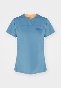 T-shirt atletico blu a maniche corte con scollo rotondo, colletto interno arancione a contrasto e logo discreto sul petto. Tessuto leggero e texturizzato.