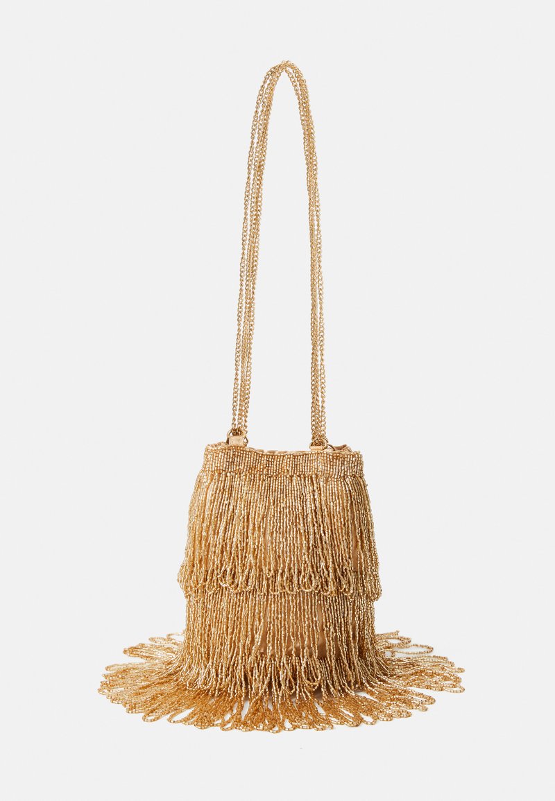 Borsetta con perline dorate dal design frangiato; presenta una tracolla a catena e decorazioni testurizzate a strati che si estendono dalla base.