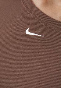 Nike Sportswear Jednoduché tričko - baroque brown/(sail)