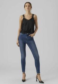 Qora odamdan kuchli orgazm Mast uxlab yotgan jojalar jinsiy aloqa video