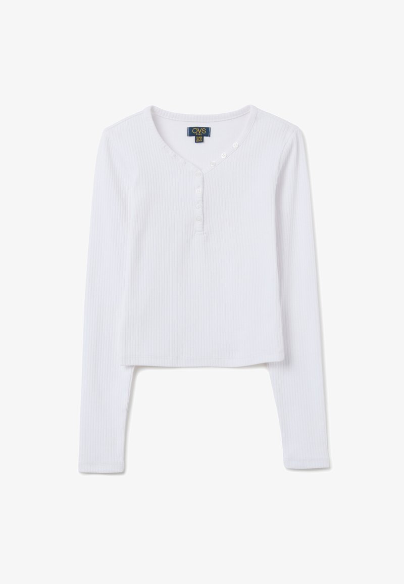 Witte lange mouw crop top gemaakt van ribstof, met een V-halslijn en vijf knopen aan de voorkant. Zachte textuur en getailleerd ontwerp.