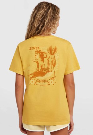 Kollane puuvillane T-särk, millel on retro stiilis trükis seljal, kujutades California maastikku ning tekstiga "Since 1952" ja ikoonidega.