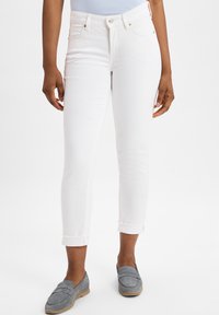 Witte denim jeans met een fitted ontwerp, slim fit pijpen en omslagranden. De stof lijkt soepel met een lichte rek. Geen zichtbare patronen of beschadigingen.