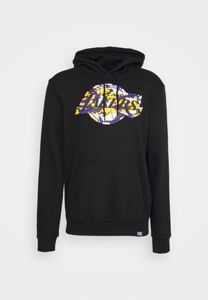 Czarna bluza z kapturem z logo Los Angeles Lakers w kamuflażowym wzorze, przednią kieszenią typu kangur oraz metką z logo NBA przy dole.