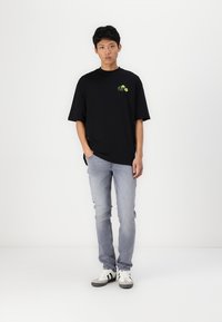 YOURTURN UNISEX - T-shirts med print - true black