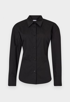 Juodas marškinis, pagamintas iš medvilnės. Turi ilgas rankoves, klasikinį apykaklę ir priderintą formą su lygiu tekstūru.